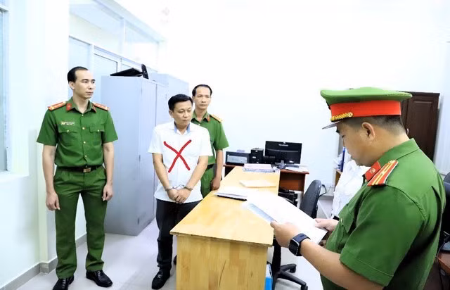 Cơ quan Cảnh sát điều tra, Công an thành phố Biên Hòa thi hành lệnh bắt Nguyễn Hiếu Cường.