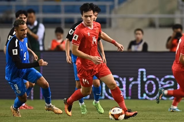 Đội tuyển Việt Nam (áo đỏ) thoát thua