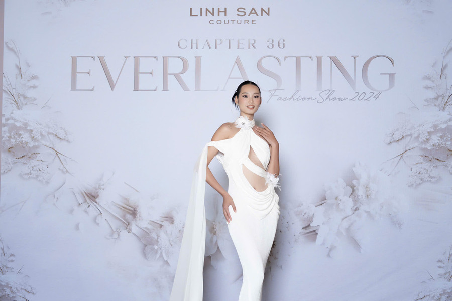 Quỳnh Anh gây ấn tượng với chiếc váy tông trắng cùng những đường cắt xẻ táo bạo giúp khoe dáng. Trước khi giành á hậu 1 Miss Universe Vietnam 2024, người đẹp 9X tích cực hoạt động với vai trò người mẫu