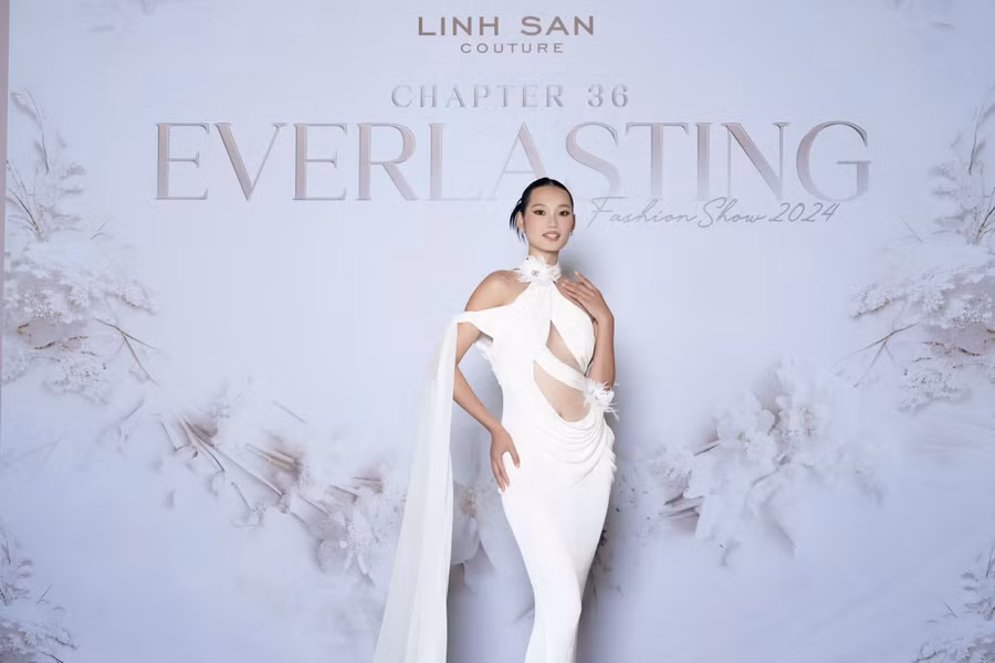 Quỳnh Anh gây ấn tượng với chiếc váy tông trắng cùng những đường cắt xẻ táo bạo giúp khoe dáng. Trước khi giành á hậu 1 Miss Universe Vietnam 2024, người đẹp 9X tích cực hoạt động với vai trò người mẫu