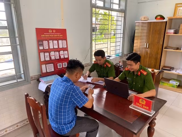 Công an phường Điện Minh làm việc với chủ tài khoản nhận được tiền để hỗ trợ chuyển lại cho ông Nguyễn Văn H.