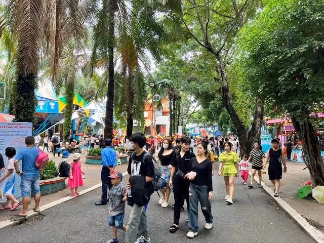 Khuôn viên nhiều cây xanh ở Đầm Sen, phù hợp cho đa dạng nhóm khách