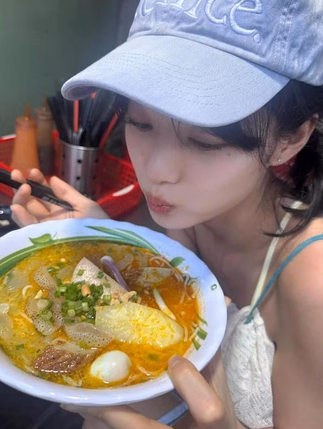 Kim Yoo Jung dành thời gian dạo phố, thưởng thức ẩm thực địa phương