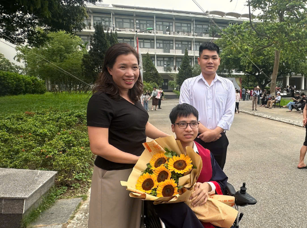 Rất nhiều phụ huynh khác có con tốt nghiệp ở Đại học Bách Khoa cũng tặng hoa Minh Rất nhiều phụ huynh khác có con tốt nghiệp ở Đại học Bách Khoa cũng tặng hoa Minh