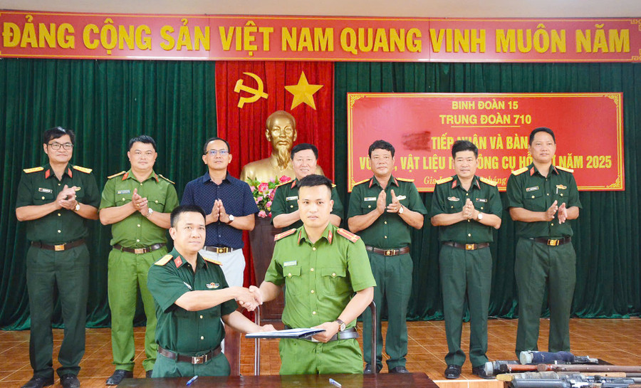 Trung đoàn 710 bàn giao vũ khí, vật liệu nổ cho lực lượng công an. Ảnh: V.H trung-doan-710-ban-giao-vu-khi-vat-lieu-no-cho-luc-luong-cong-an.jpg