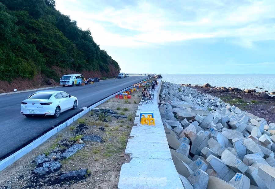 Dọc đường ven biển có nhiều vị trí đẹp, thuận lợi cho việc phát triển các dịch vụ du lịch, nghỉ dưỡng.