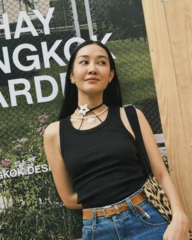 Thêm phụ kiện layer trên cổ khi diện những mẫu áo có phần cổ rộng chính là cách hiệu quả để diện mạo của bạn trở nên độc đáo và khác biệt hơn!