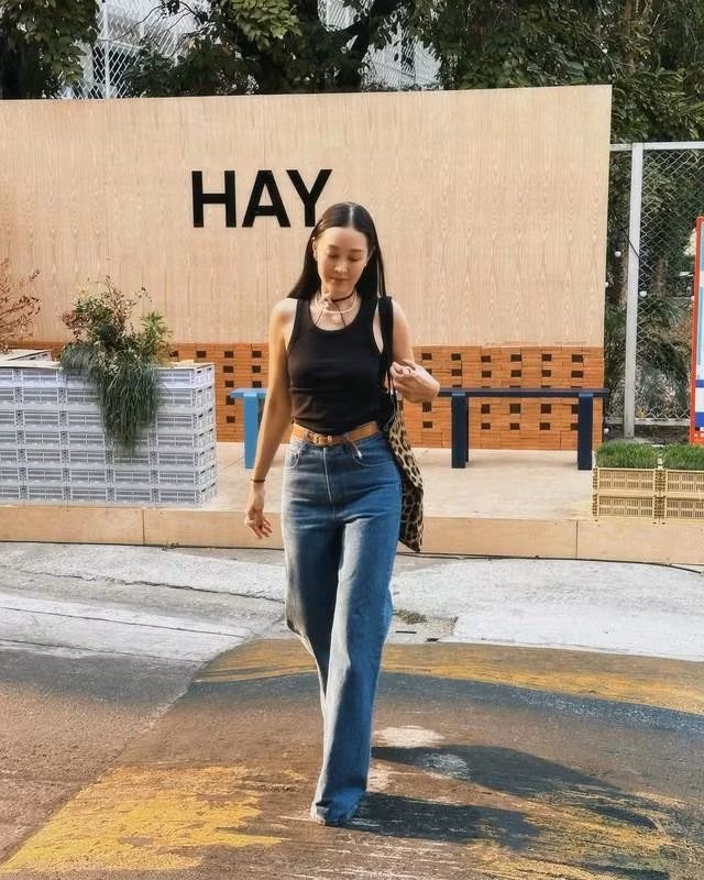 Áo tank top đen và quần jeans xanh là cặp đôi tối giản, cổ điển nhưng không bao giờ lỗi mốt. Với bản phối này nàng có thể diện khi xuống phố dạo chơi, hẹn hò cà phê, mua sắm hay bất kỳ dịp nào