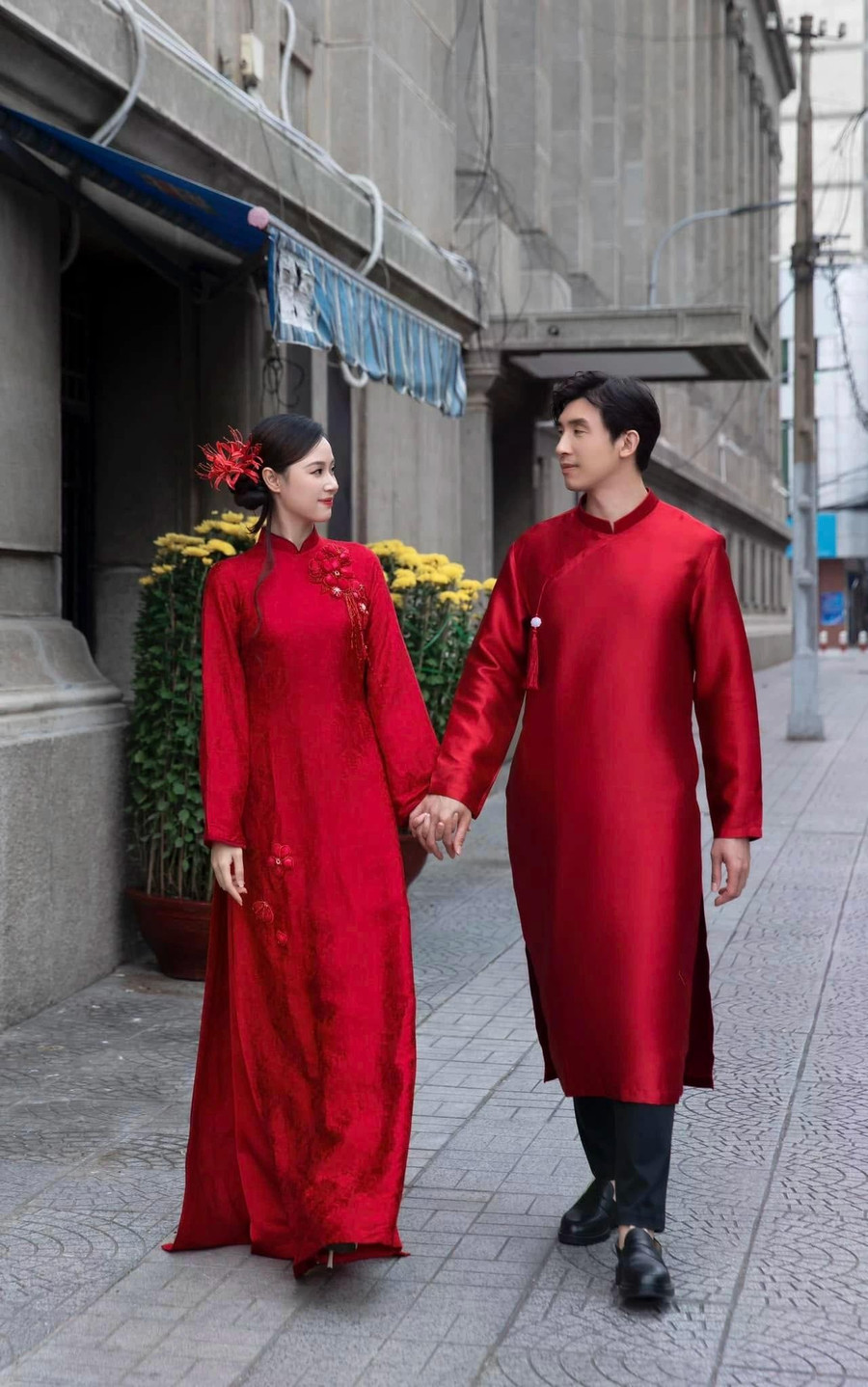 Mùng một tết, Midu gây chú ý khi chia sẻ khoảnh khắc bên cạnh người bạn đời. Cả hai diện áo dài đỏ, được cư dân mạng khen ngợi bởi độ đẹp đôi. Kèm theo đó, sao phim Thiên mệnh anh hùng viết: “Sắc đỏ hòa với hoa vàng/Dưới trời xuân đẹp, dịu dàng sánh đôi”. 2024 đánh dấu cột mốc khi Midu theo chồng về dinh. Lễ cưới của cô và thiếu gia Minh Đạt từng được cộng đồng mạng quan tâm