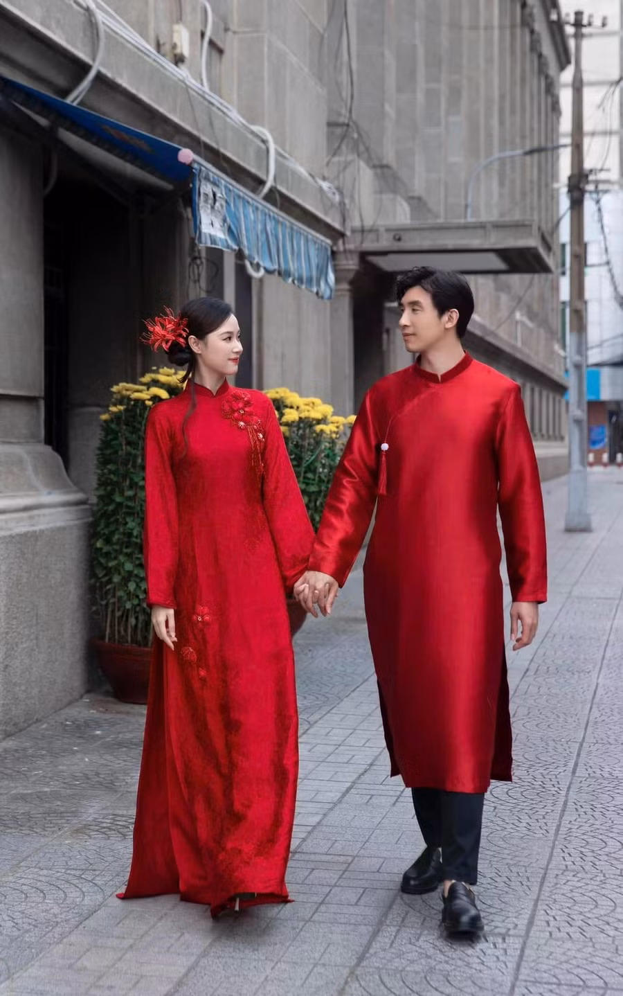 Mùng một tết, Midu gây chú ý khi chia sẻ khoảnh khắc bên cạnh người bạn đời. Cả hai diện áo dài đỏ, được cư dân mạng khen ngợi bởi độ đẹp đôi. Kèm theo đó, sao phim Thiên mệnh anh hùng viết: “Sắc đỏ hòa với hoa vàng/Dưới trời xuân đẹp, dịu dàng sánh đôi”. 2024 đánh dấu cột mốc khi Midu theo chồng về dinh. Lễ cưới của cô và thiếu gia Minh Đạt từng được cộng đồng mạng quan tâm