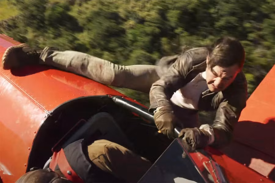 Bom tấn có kinh phí ước tính lên đến 400 triệu USD, Mission: Impossible - The Final Reckoning của đạo diễn Christopher McQuarrie, đánh dấu sự trở lại của tài tử Tom Cruise (nay đã 62 tuổi). Phần phim mới nhất cho thấy sự bền bỉ của nam siêu sao phim hành động gắn liền với loạt phim Nhiệm vụ bất khả thi (Mission: Impossible). Nội dung của phần thứ 8 này tiếp tục theo chân điệp viên Ethan Hunt do Tom Cruise thủ vai, nối liền các diễn biến trong phần trước là Mission: Impossible - Dead Reckoning Part One (2023). Phim dự kiến chiếu ngày 23.5