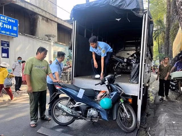 Niêm phong nhiều phương tiện đậu trên vỉa hè