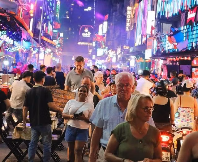 Người nước ngoài hào hứng đón Halloween tại phố Bùi Viện, Q.1 (TP.HCM)