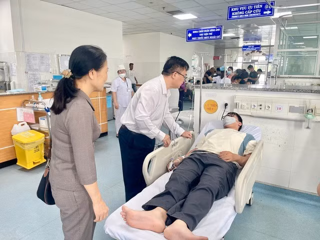 Chủ tịch UBND TP Vũng Tàu Hoàng Vũ Thảnh hỏi thăm bệnh nhân tại khoa cấp cứu Bệnh viện Vũng Tàu