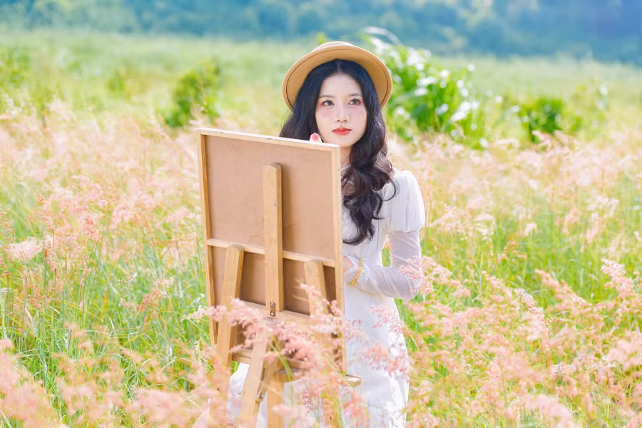 Các 'nàng thơ' thường chọn trang phục có tông màu tươi sáng, nổi bật để check-in với cỏ hồng.