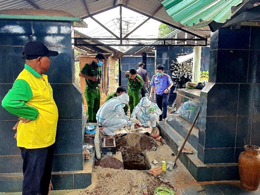 Lực lượng chức năng tổ chức khai quật bào thai 3 tháng tuổi để điều tra vụ cháu bé 13 tuổi bị hiếp dâm Lực lượng chức năng tổ chức khai quật bào thai 3 tháng tuổi để điều tra vụ cháu bé 13 tuổi bị hiếp dâm