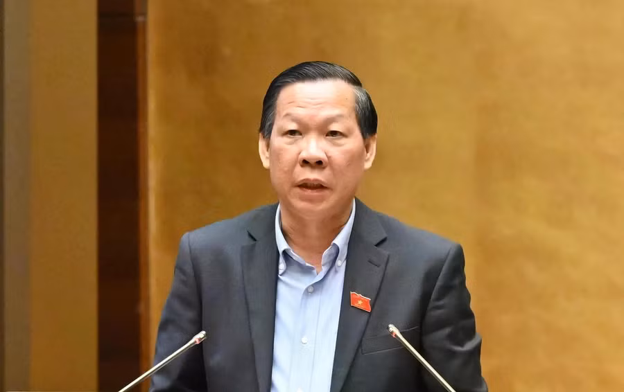 Chủ nhiệm Ủy ban Kinh tế - Tài chính Quốc hội Phan Văn Mãi trình bày báo cáo thẩm tra