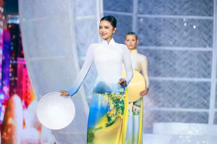 Hoa hậu Ngọc Châu tỏa sáng với áo dài được nhuộm thủ công trên nền lụa tơ tằm theo phong cách tả thực