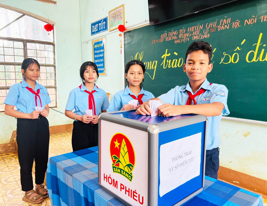 Phong trào “Vé số điểm tốt” do Liên đội Trường THCS Dân tộc nội trú huyện Chư Păh triển khai đã tạo động lực để các học sinh vươn lên trong học tập. Ảnh: P.L phong-trao-ve-so-diem-tot-do-lien-doi-truong-thcs-dan-toc-noi-tru-huyen-chu-pah-trien-khai-da-tao-dong-luc-de-cac-hoc-sinh-vuon-len-trong-hoc-tap.jpg