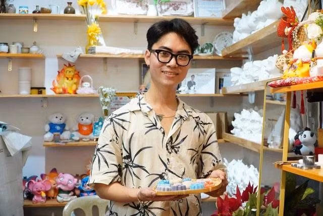 Bình lấy lợi nhuận từ cửa hàng này để hỗ trợ các bạn bị nhiễm HIV và các hoạt động tình nguyện khác.