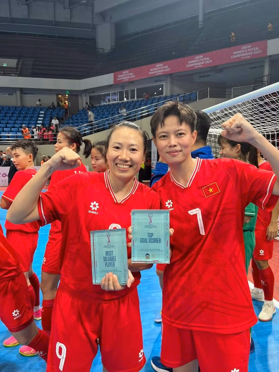 Phương Anh (phải) và Thanh Hằng