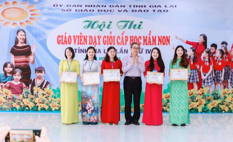 1-co-dinh-thi-my-duyen-ngoai-cung-ben-phai-giao-vien-truong-mam-non-hoa-phong-lan-tp-pleiku-la-1-trong-5-giao-vien-xuat-sac-dat-giai-nhat-tai-hoi-thia-mk.jpg