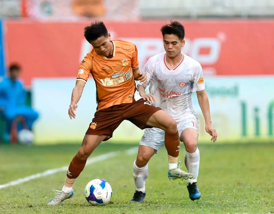 Khuất Văn Khang tranh bóng cùng Bảo Toàn trên sân Pleiku Arena