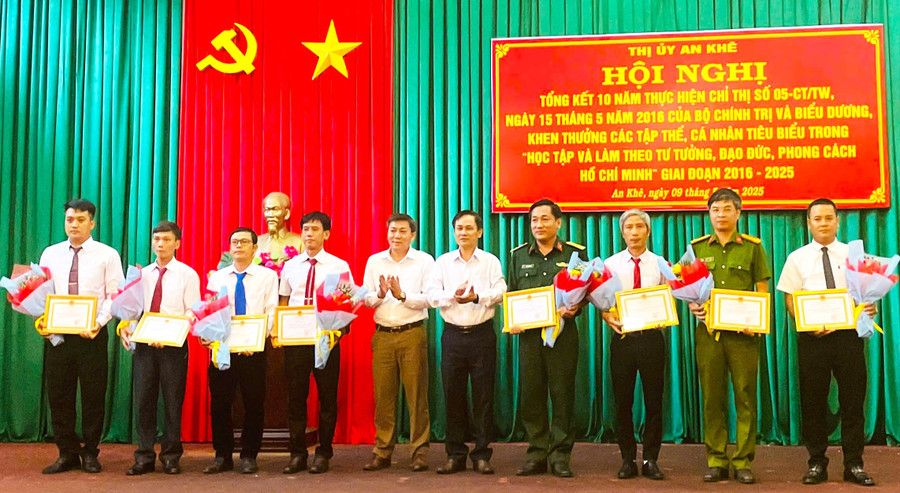 Giai đoạn 2016-2025, An Khê có 18 tập thể, cá nhân được Chủ tịch UBND thị xã tặng giấy khen vì có thành tích xuất sắc trong học tập và làm theo Bác. Ảnh: N.M tu-nam-2016-2025-toan-thi-xa-an-khe-co-18-tap-the-ca-nhan-duoc-chu-tich-ubnd-thi-xa-tang-giay-khen-vi-co-thanh-tich-xuat-sac-trong-hoc-tap-va-lam-theo-bac-anh-ngoc-minh.jpg
