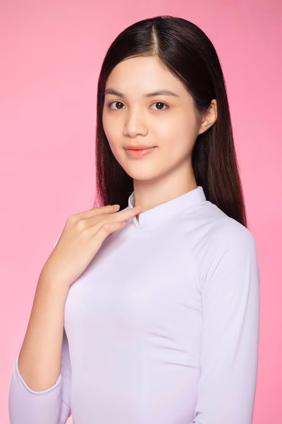 Thí sinh Trần Thị Hồng Hải sinh năm 2004, đến từ Tuyên Quang, sinh viên Đại học Thương Mại Hà Nội. Hồng Hải từng tham gia cuộc thi Người đẹp xứ Tuyên 2022 và lọt vào top 10. Thí sinh Trần Minh Thu sinh năm 2005, đến từ Kon Tum. Cô là Hoa khôi Đại học Thương mại 2024, sở hữu chiều cao 1,75 m.