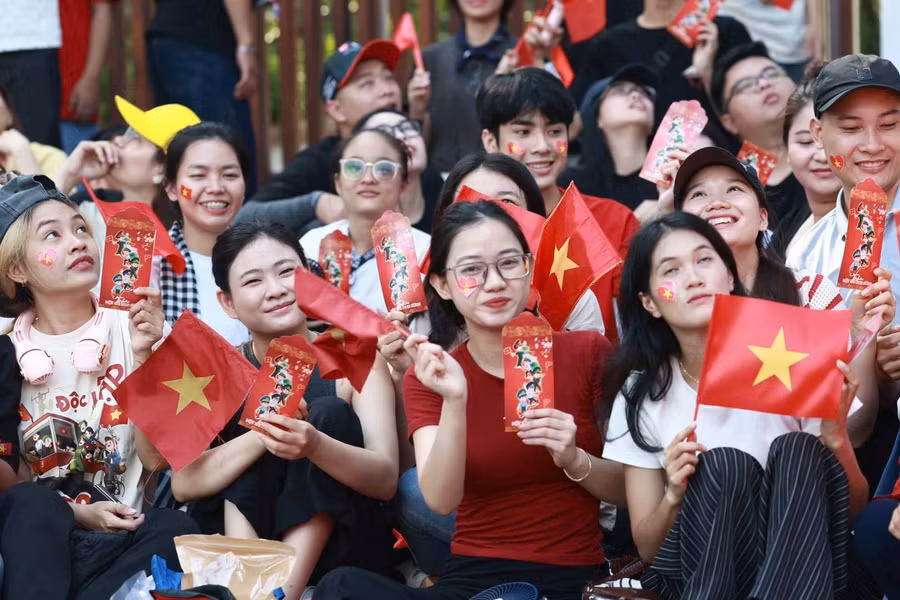 Khoảnh khắc xếp hàng, ngủ ngoài trời suốt 12 tiếng đổi lại được khoảnh khắc mãn nhãn khi theo dõi các khối diễu binh, diễu hành đẹp mắt và hoành tráng.