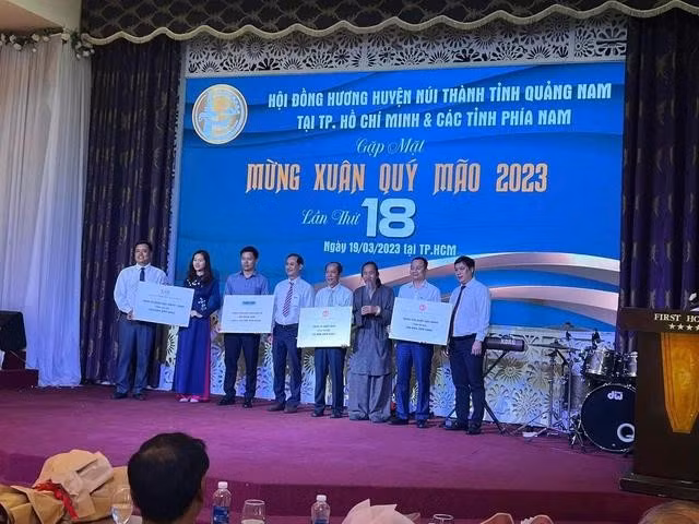 Thu Hương cũng trao hàng chục xuất học bổng học tiếng Anh trị giá hàng trăm triệu đồng cho con cháu của những người đồng hương đang sống tại TP.HCM