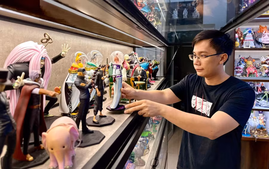 Anh Phú Đức sắp xếp mô hình đồ chơi tại nhà