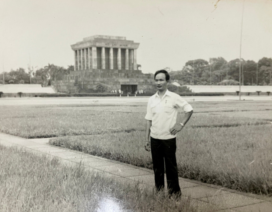 Võ sư Lê Ngọc Có vinh dự được đến thăm Lăng Bác năm 1986. Ảnh: NVCC vo-su-le-ngoc-co-vinh-du-duoc-den-tham-lang-bac-nam-1986-anh-nvcc.jpg