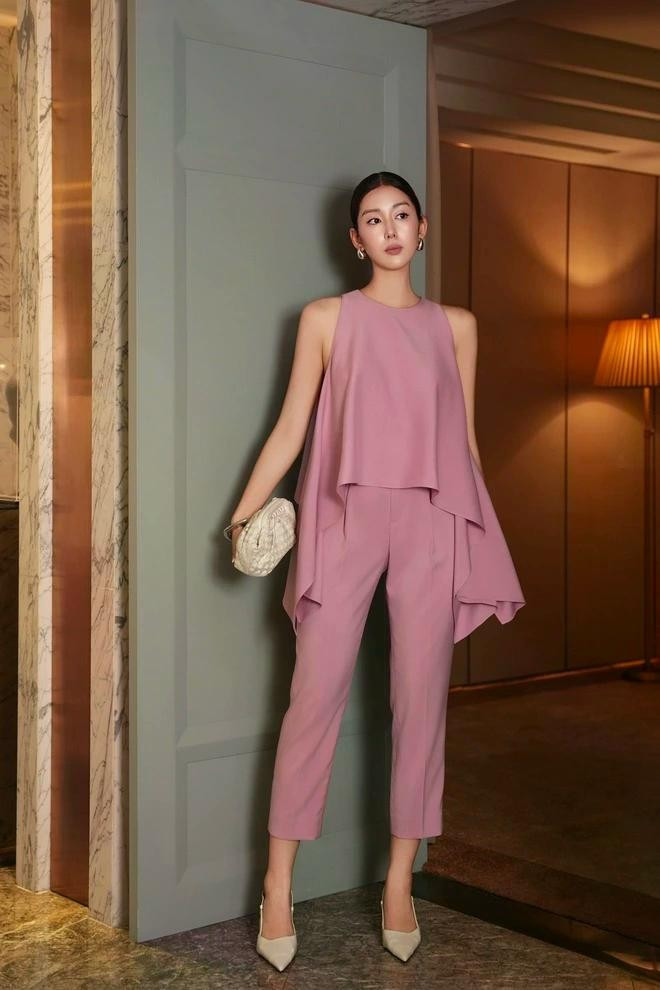 Từ đầm liền đến set đồng bộ, những lựa chọn về màu sắc và trang phục mùa hè mở ra cho quý cô vô số phong cách thời trang đặc sắc, ấn tượng