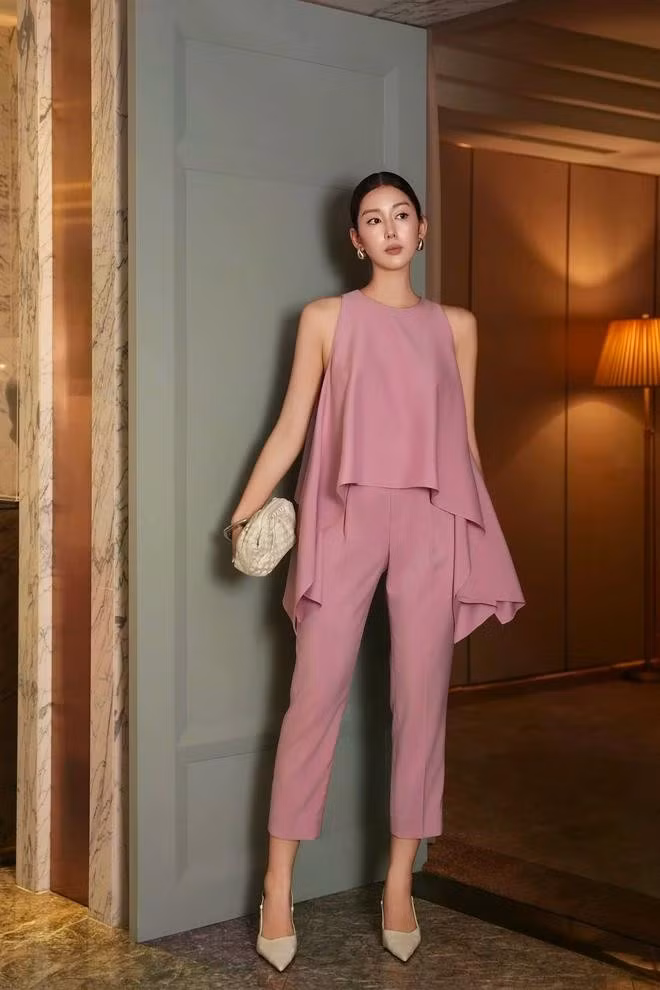 Từ đầm liền đến set đồng bộ, những lựa chọn về màu sắc và trang phục mùa hè mở ra cho quý cô vô số phong cách thời trang đặc sắc, ấn tượng