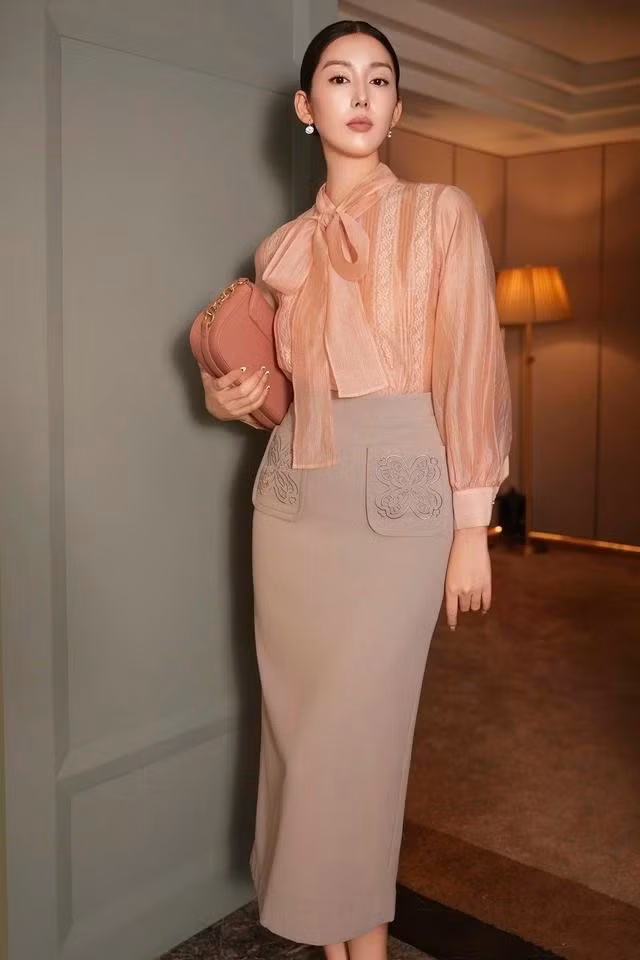 Cam cà rốt và màu nâu nhạt gợi nhắc đến hình ảnh vừa nữ tính, dịu dàng vừa sang trọng và quý phái. Sự tương phản về tính chất của chất liệu hòa quyện trong bảng màu nhẹ nhàng và mát mẻ