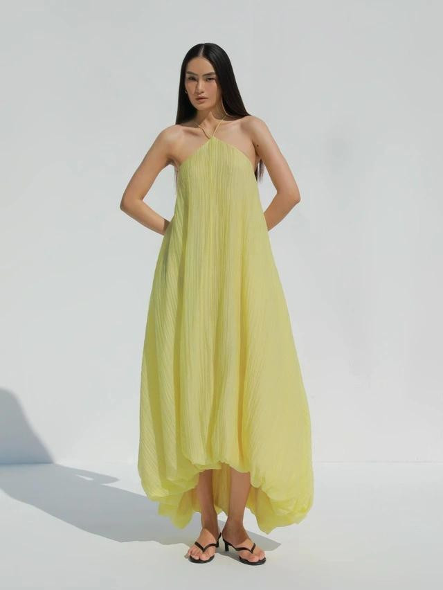 Đầm cổ yếm dáng bí tươi vui như chính gam màu vàng hiền hòa rạng rỡ. Nàng có thể chọn bản phối này cho những buổi dạo phố, cho những ngày hè trên bãi biển hay cho buổi hẹn lãng mạn cuối tuần