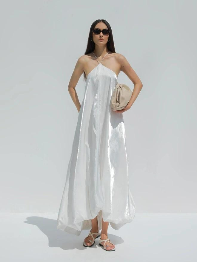 Kết hợp bodysui chấm bi và váy dài màu trắng hay gam màu kem nền nã, tinh khôi như ánh nắng đầu ngày