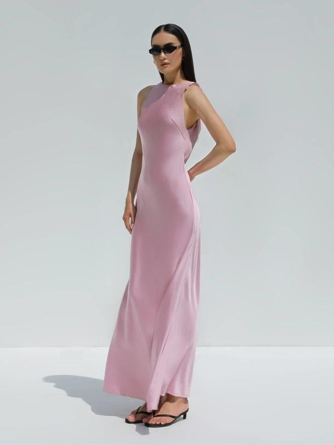 Quý cô có thể dễ dàng chuyển đổi công năng của trang phục từ ban ngày đến buổi tối sau giờ làm. Một chiếc váy midi trắng đen vừa là đầm công sở vừa thuận tiện cho những buổi tiệc tối; một chiếc slip dress màu hồng nhạt có thể là đầm dự tiệc, trang phục dự sự kiện hay áo váy cho các buổi gặp gỡ thân mật...