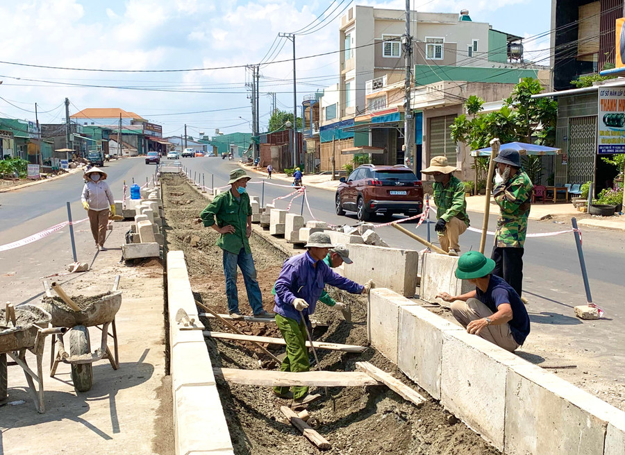 Thi công dải phân cách đường Lê Đại Hành (TP. Pleiku). Ảnh: H.D thi-cong-dai-phan-cach-duong-le-dai-hanh-tp-pleiku-anh-ha-duy.jpg