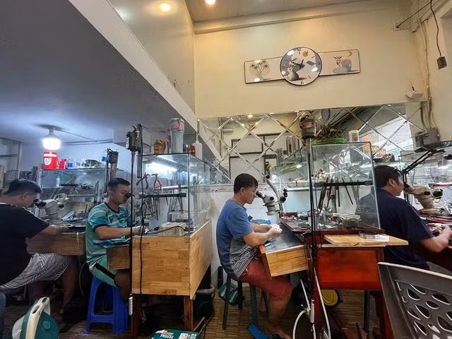 Thợ bạc làm việc trong tiệm Võ Điền, chợ An Đông