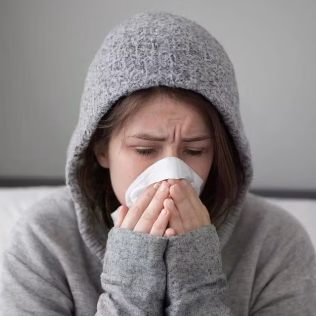 Cúm mùa là một bệnh nhiễm trùng đường hô hấp do virus cúm gây ra, thường gặp vào những thời điểm giao mùa hoặc khi thời tiết lạnh