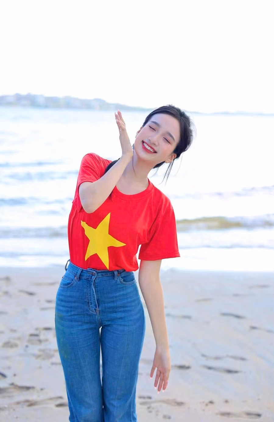 Dương Trà Giang cũng tích cực tham gia các hoạt động cộng đồng, thiện nguyện trước khi đăng quang. Cô từng góp mặt trong những chuyến tình nguyện của nhóm Chia sẻ yêu thương - Đoàn thanh niên hay những hoạt động của Hội phụ nữ. Người đẹp mong muốn kết nối với mọi người, lan tỏa những điều tích cực thông qua các hoạt động này