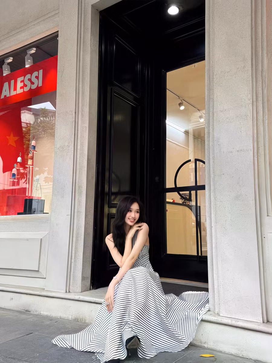 Khác với hình ảnh lộng lẫy trên sân khấu, Dương Trà Giang chuộng trang phục nữ tính hoặc năng động trong cuộc sống đời thường. Những chiếc váy đơn giản giúp người đẹp sinh năm 2002 khoe chiều cao 1,7m cùng vóc dáng thon thả. Tân hoa hậu cũng ưu tiên lối trang điểm nhẹ nhàng, phù hợp với gương mặt