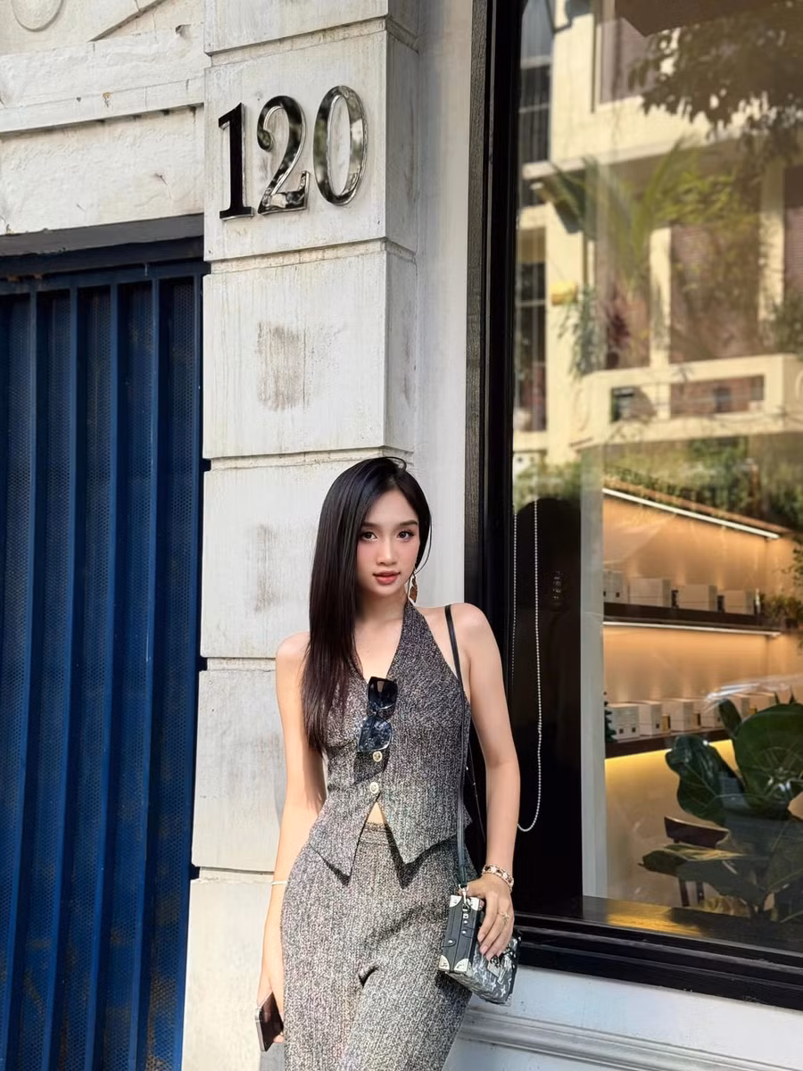 Theo tiết lộ, để cải thiện ngoại hình, tân hoa hậu tích cực tập gym, chạy bộ và rèn luyện catwalk. Bên cạnh đó, Dương Trà Giang còn ăn uống khoa học để cân nặng còn ở mốc 50kg, giúp bản thân tự tin khi theo đuổi nhiều phong cách khác nhau