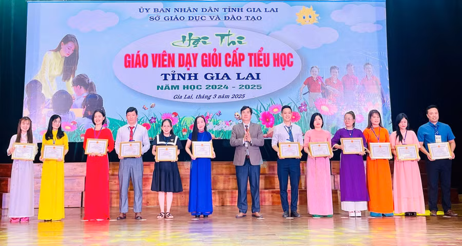 ban-to-chuc-trao-giai-nhat-cho-cac-giao-vien-dat-giai-nhat-tai-hoi-thi-anh-tran-dung.jpg