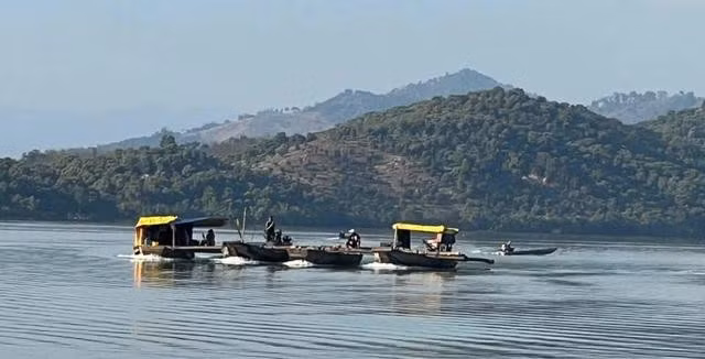 Chiều bình yên trên sông nước làng chài