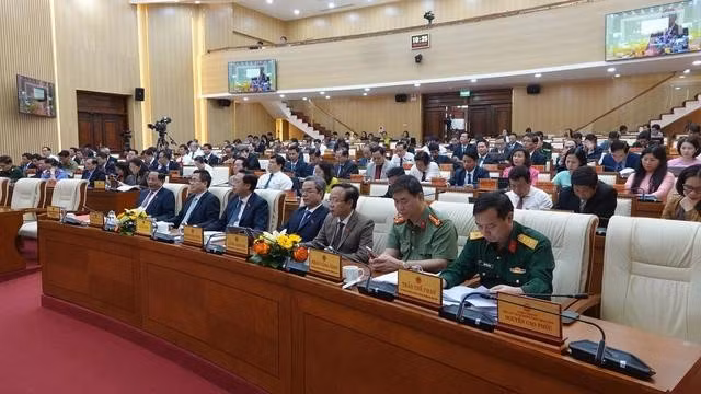 Các đại biểu tham dự cuộc họp HĐND tỉnh Quảng Ngãi