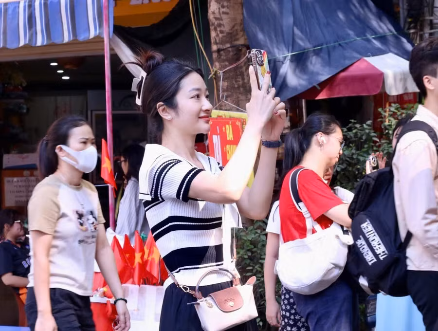 Dọc tuyến phố, những bối cảnh lịch sử được tái hiện một cách sống động và trở thành điểm check-in lý tưởng của nhiều bạn trẻ.