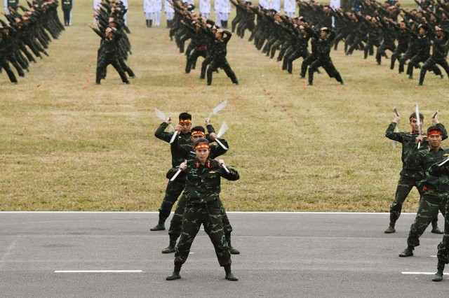 Nữ chiến sĩ đặc công biểu diễn võ thuật